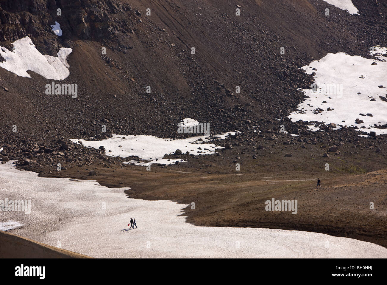 Touristen im schmelzenden Schnee in der Nähe von Viti, Hochland von Island Stockfoto