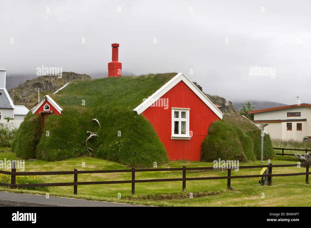 Altes Haus mit begrünt Dach im Borgarfjörður, Eystri, östlich von Island Stockfoto