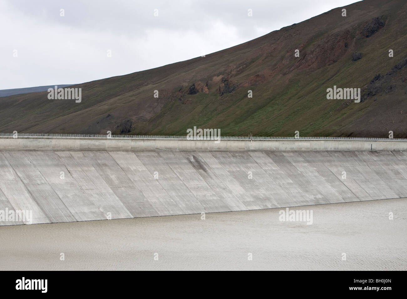 Großer Damm am Triebwerk Karahnjukar, Hochland von Island Stockfoto