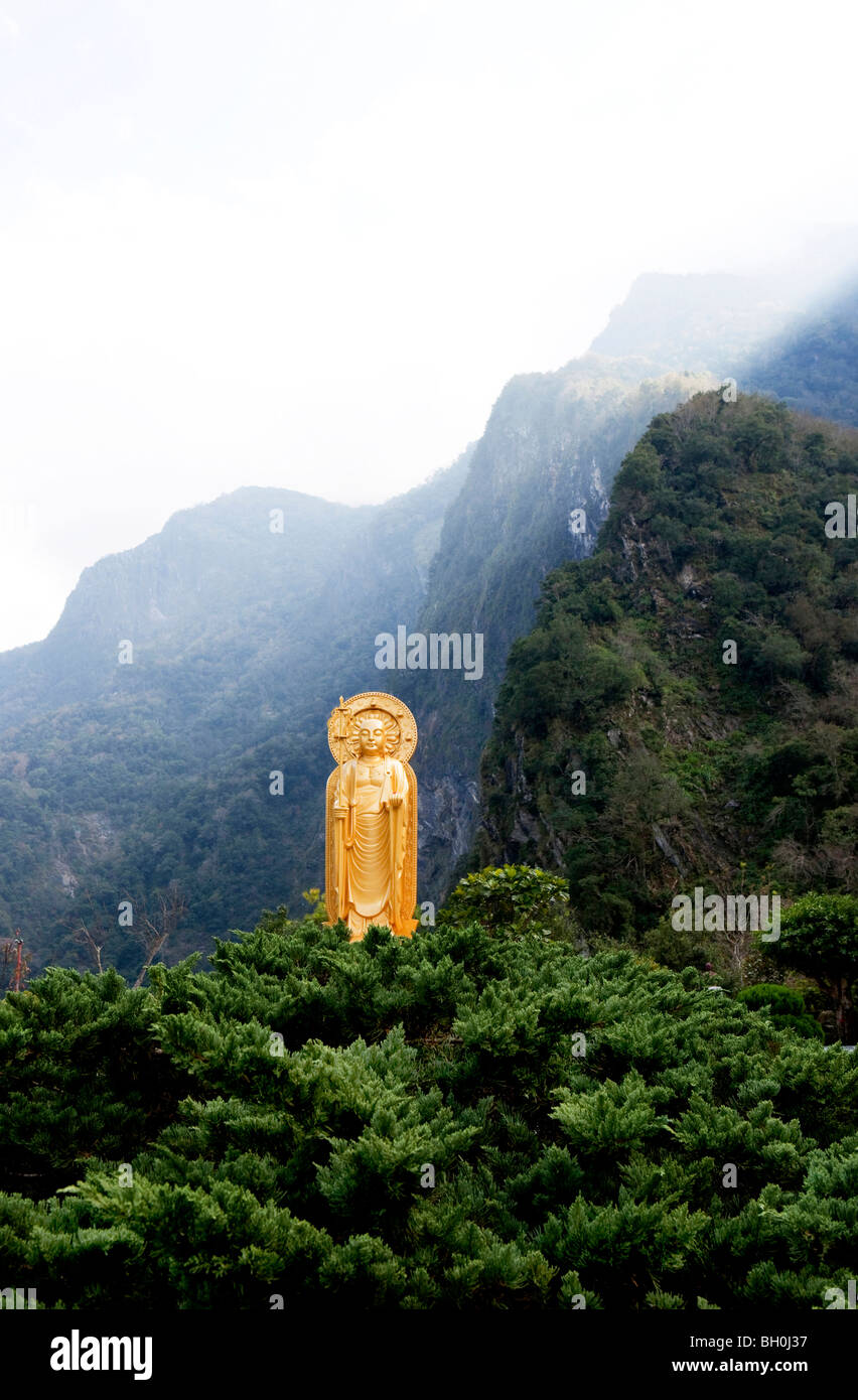 Sonnenstrahlen über Berggipfel an der Budhha-Statue des Tempels Hsiang-Te Tienhsiang, Taroko-Schlucht, Taroko-Nationalpark, Stockfoto