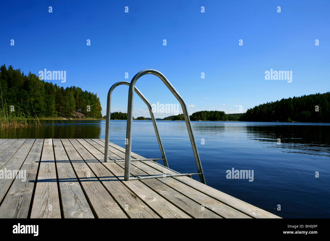 Anlegestelle in einer Bucht unter blauem Himmel, Saimaa Seengebiet, Finnland, Europa Stockfoto