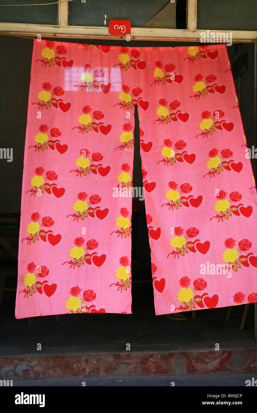 Bunten Vorhang am Eingang ein Haus, Yawnghwe, Shan State in Myanmar Burma, Asien Stockfoto