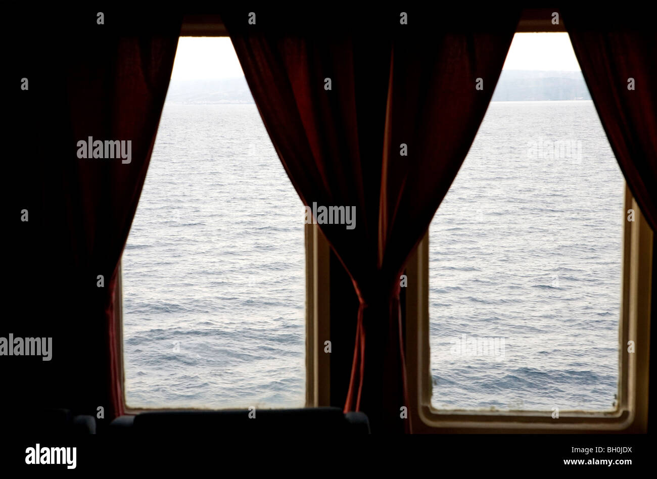 Vorhang am Fenster einer Fähre mit Blick auf die Adria, Split, Kroatien, Europa Stockfoto