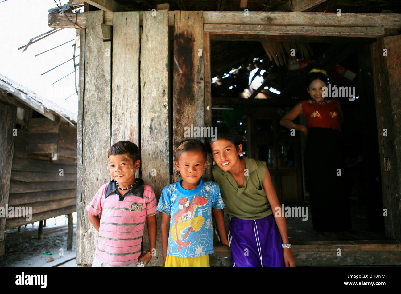 Seezigeuner, Moken Boys auf der Alm Mergui Archipel, Andamanensee, Myanmar, Burma, Asien Stockfoto