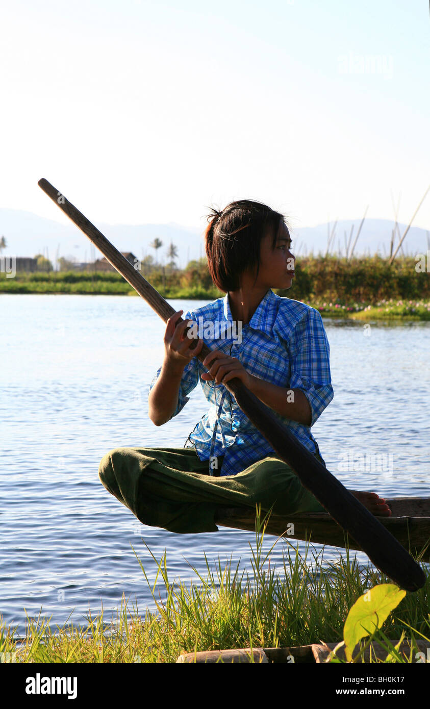 Intha Mädchen Rudern auf Wasser Weg, Inle-See, Shan State in Myanmar, Myanmar, Asien Stockfoto