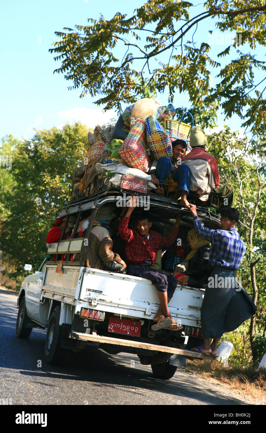 Kleinbusse, Personen und Gepäck auf überladene Pickup-Truck, Shan-Staat, Birma, Myanmar, Asien Stockfoto
