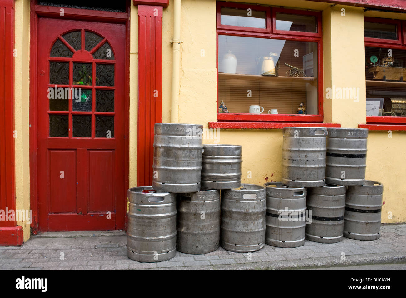 Bierfässer gestapelt außen Armada Bar, Market Street, Kinsale, County Cork, Irland. Stockfoto