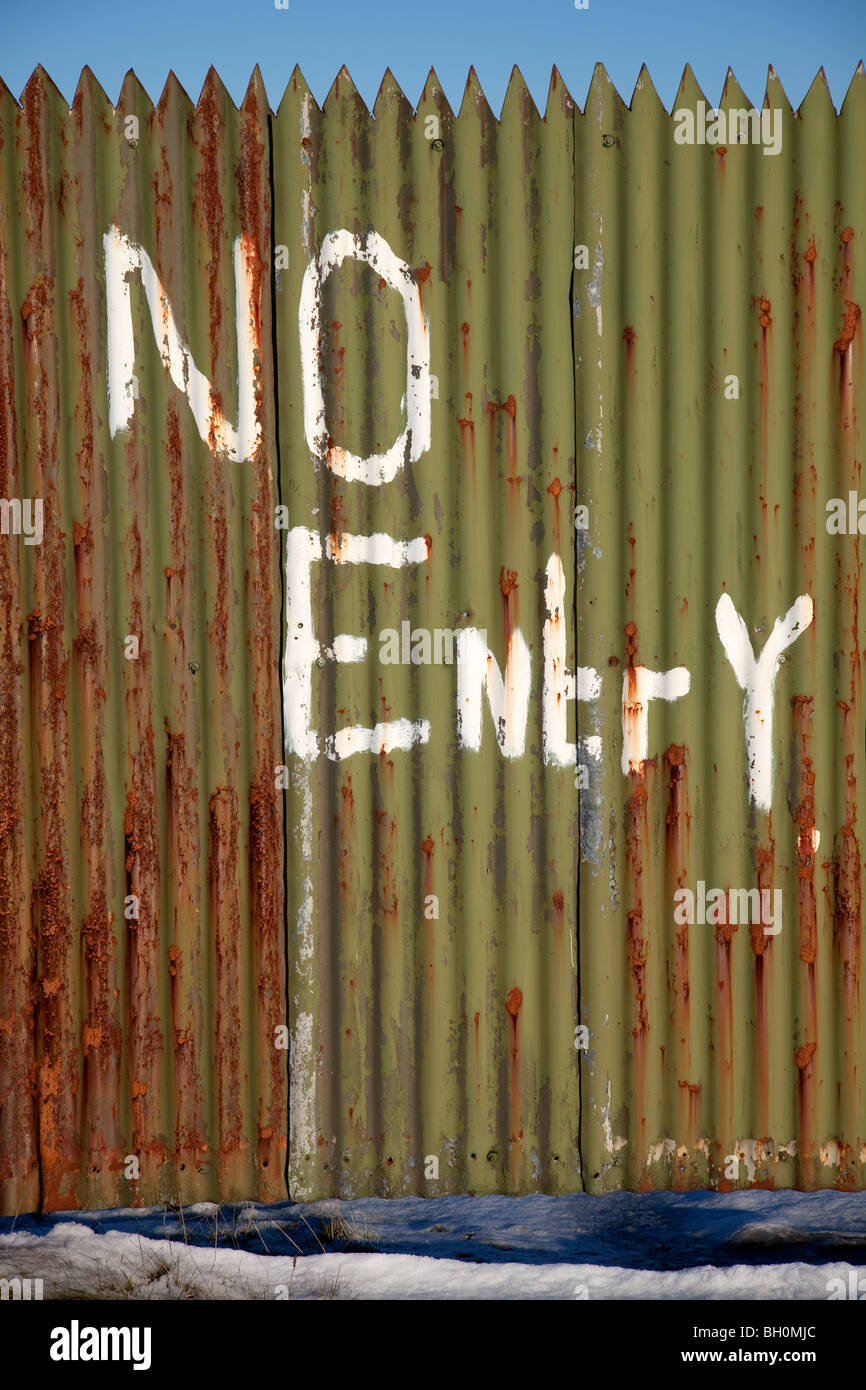Gewellte Metall-Zaun mit No Entry Zeichen Stockfoto