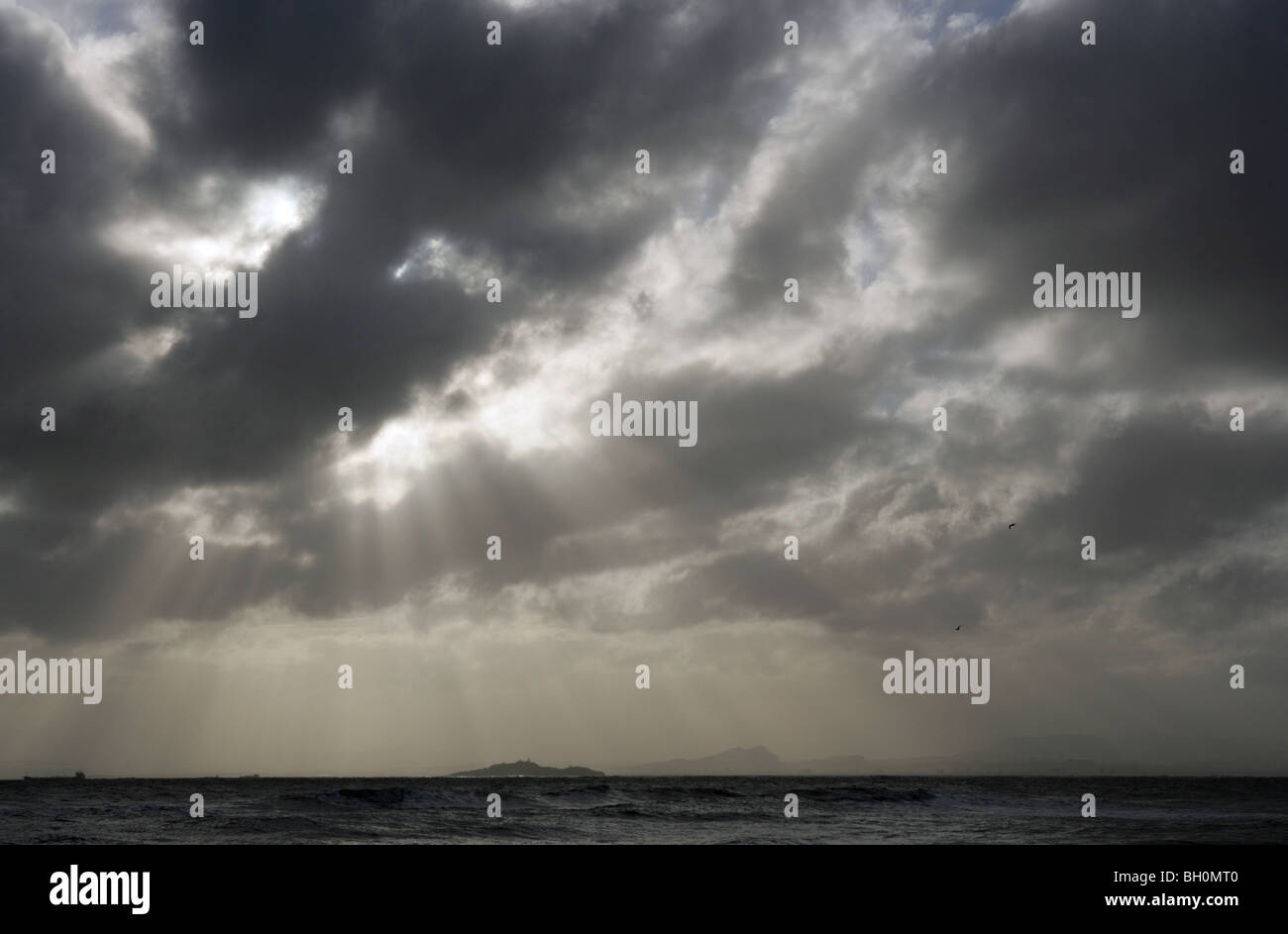 Dramatische Himmel über den Forth mit Arthurs Seat und Inchcolm Insel in der Ferne. Stockfoto