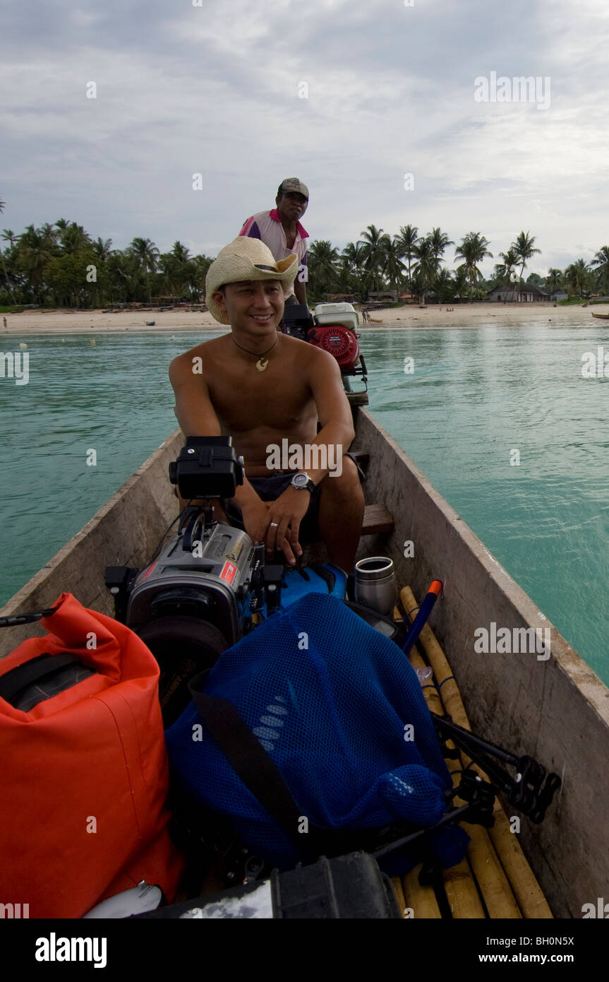 Chris am Boot mit Filmen Gang, Kei Kecil (Kai Inselchen), Teil von den Molukken, Indonesien. Stockfoto