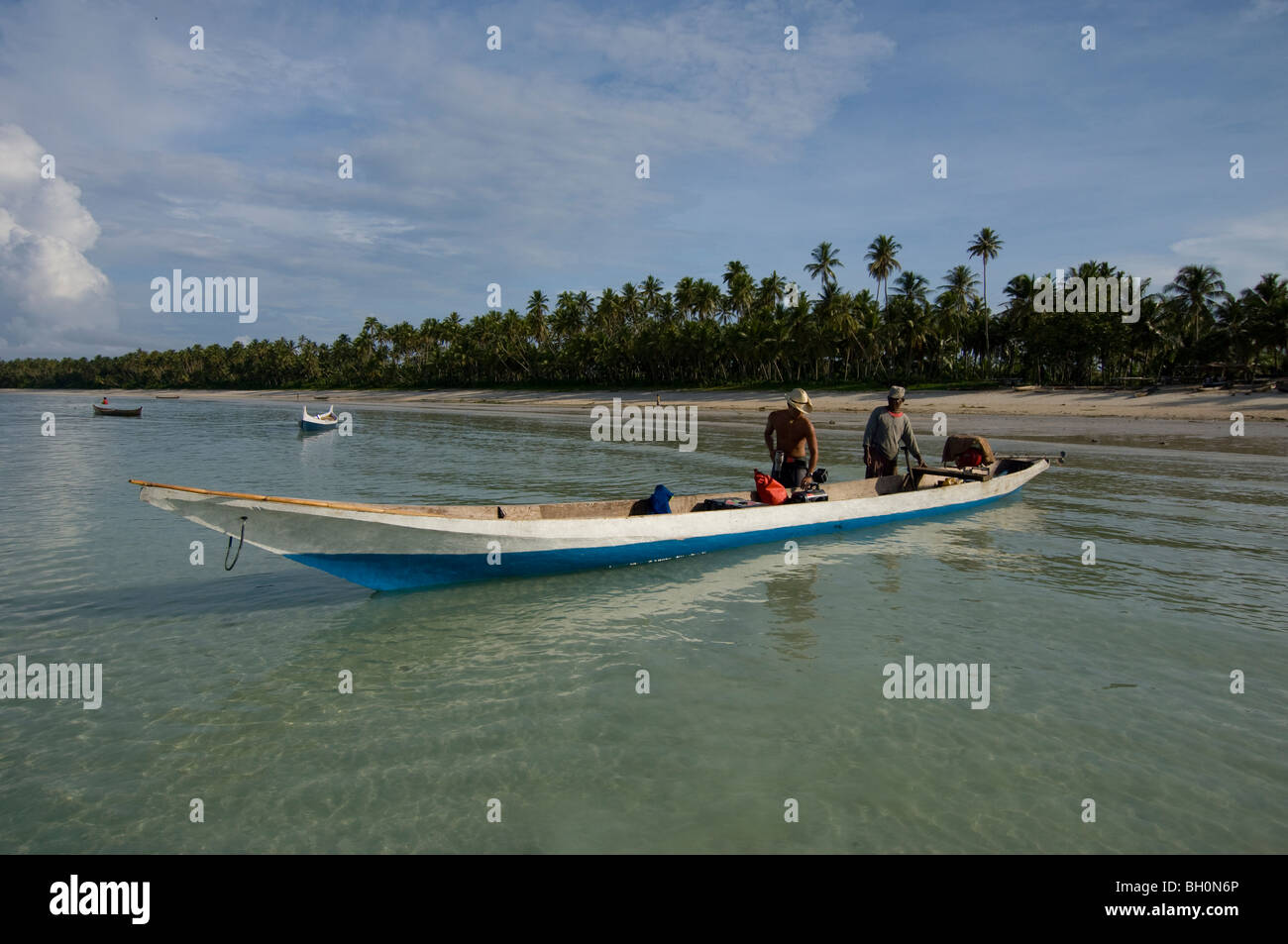 Chris laden Boot für Tage Dreharbeiten, Kei Kecil (Kai Inselchen), Teil von den Molukken, Indonesien. Stockfoto