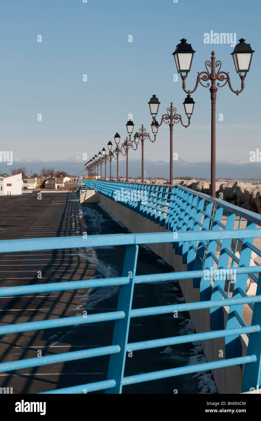 Laternen am Strand entlang, Saintes-Maries-de-la-Mer, Südfrankreich Stockfoto