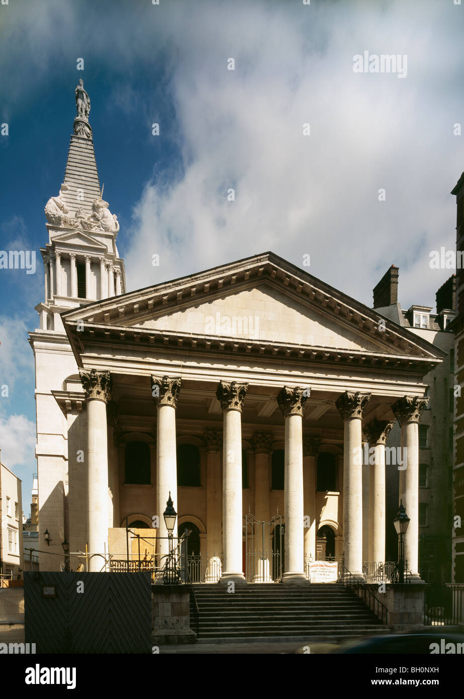 St George Bloomsbury, London. Nicholas Hawksmoor 1731. Ziergiebeln südlichen Portikus korinthischen Säulen, Kirchturm Löwen & Einhörner Stockfoto