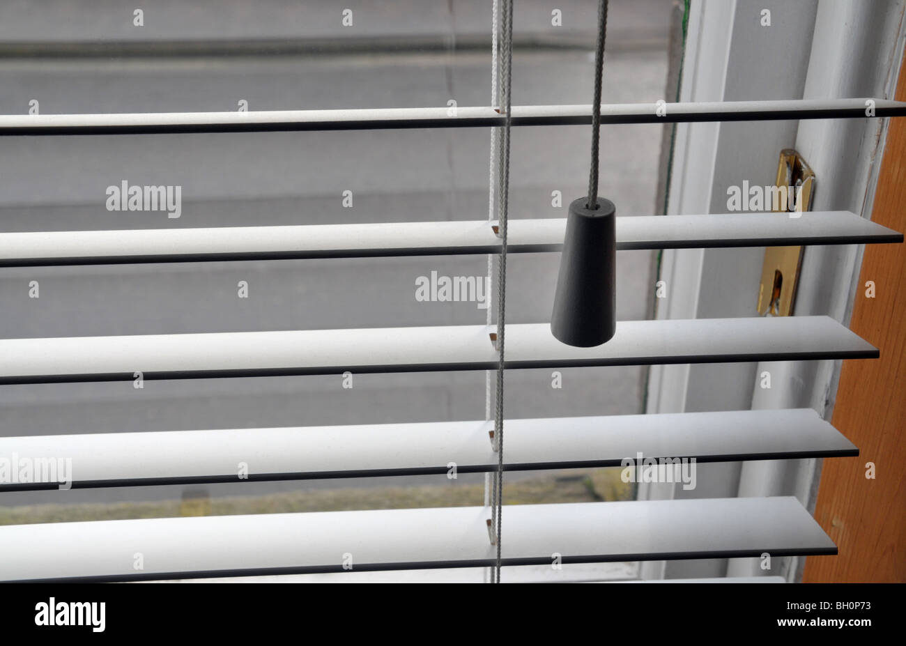 Eine Nahaufnahme der Abschnitt von Fenstervorhängen und Akkord. Stockfoto