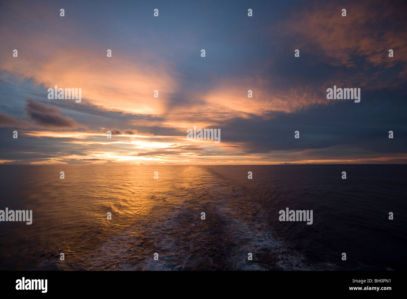 Blick vom Kreuzfahrtschiff MV Columbus auf den Sonnenuntergang über der Ozean, Südpazifik, Ozeanien Stockfoto