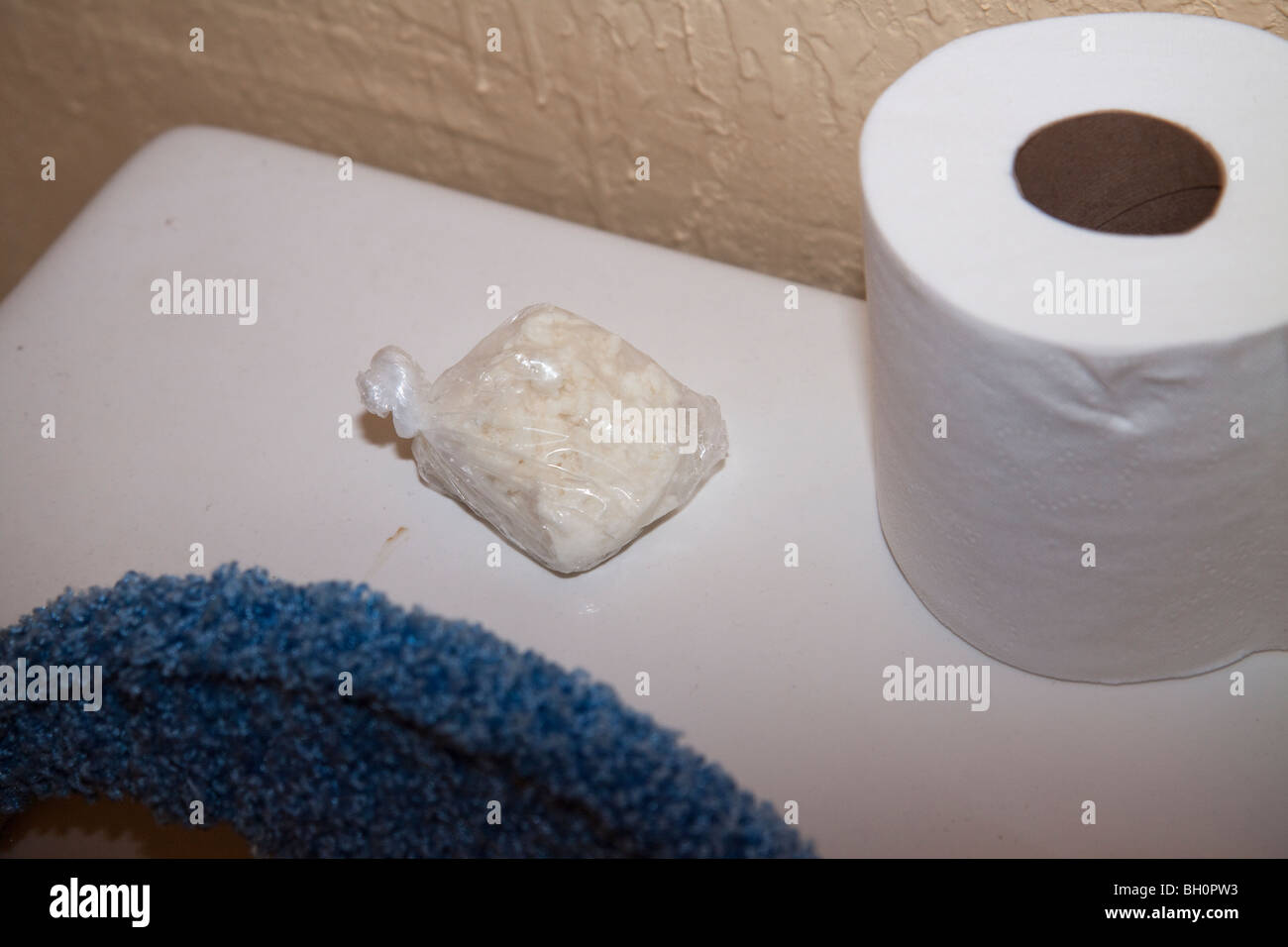 Betäubungsmittel im Bad gefunden. Drogen im Zusammenhang mit Durchsuchungsbefehl. Crack-Kokain. Stockfoto