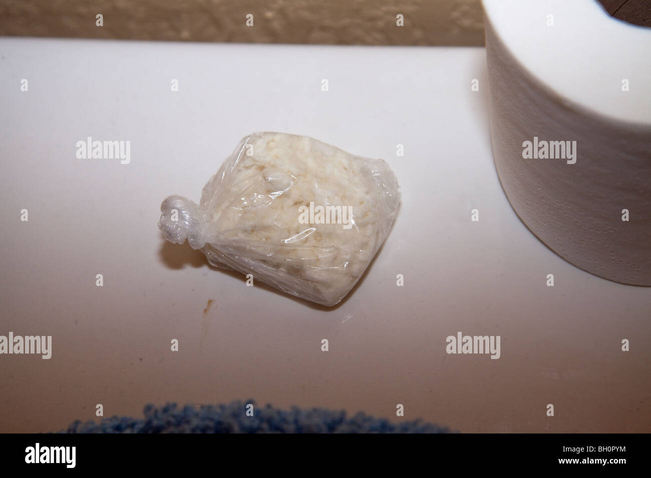 Betäubungsmittel im Bad gefunden. Drogen im Zusammenhang mit Durchsuchungsbefehl. Crack-Kokain. Stockfoto