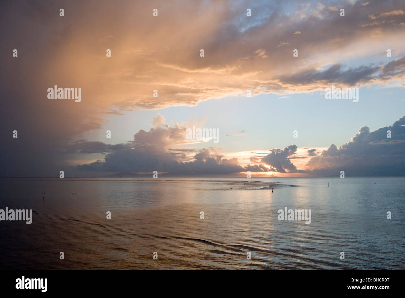 Gewitterwolken über dem Meer bei Sonnenuntergang, Huahine, Gesellschaftsinseln, Französisch-Polynesien, Südsee, Ozeanien Stockfoto