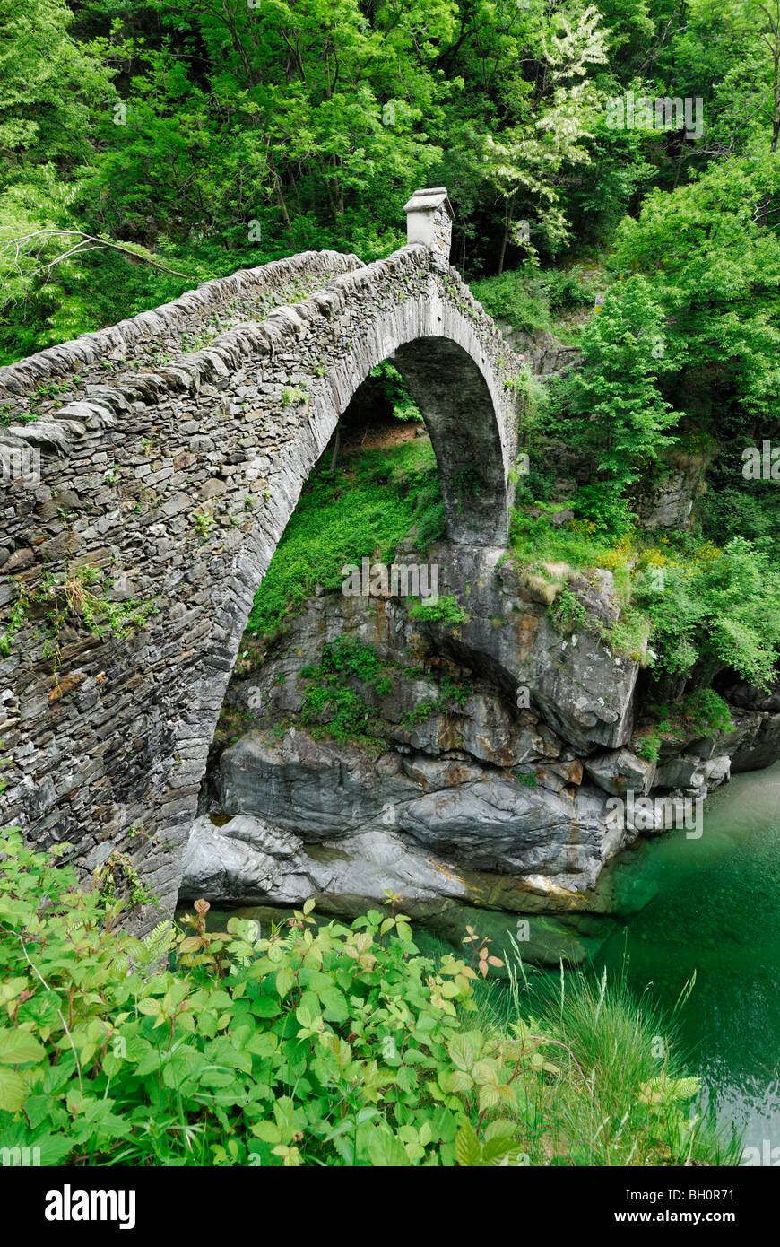 Stein-Bogen Brücke Ponte Romano über Fluss Melezza, Intragna, Centovalli, Lago Maggiore, Lago Maggiore, Tessin, Schweiz Stockfoto