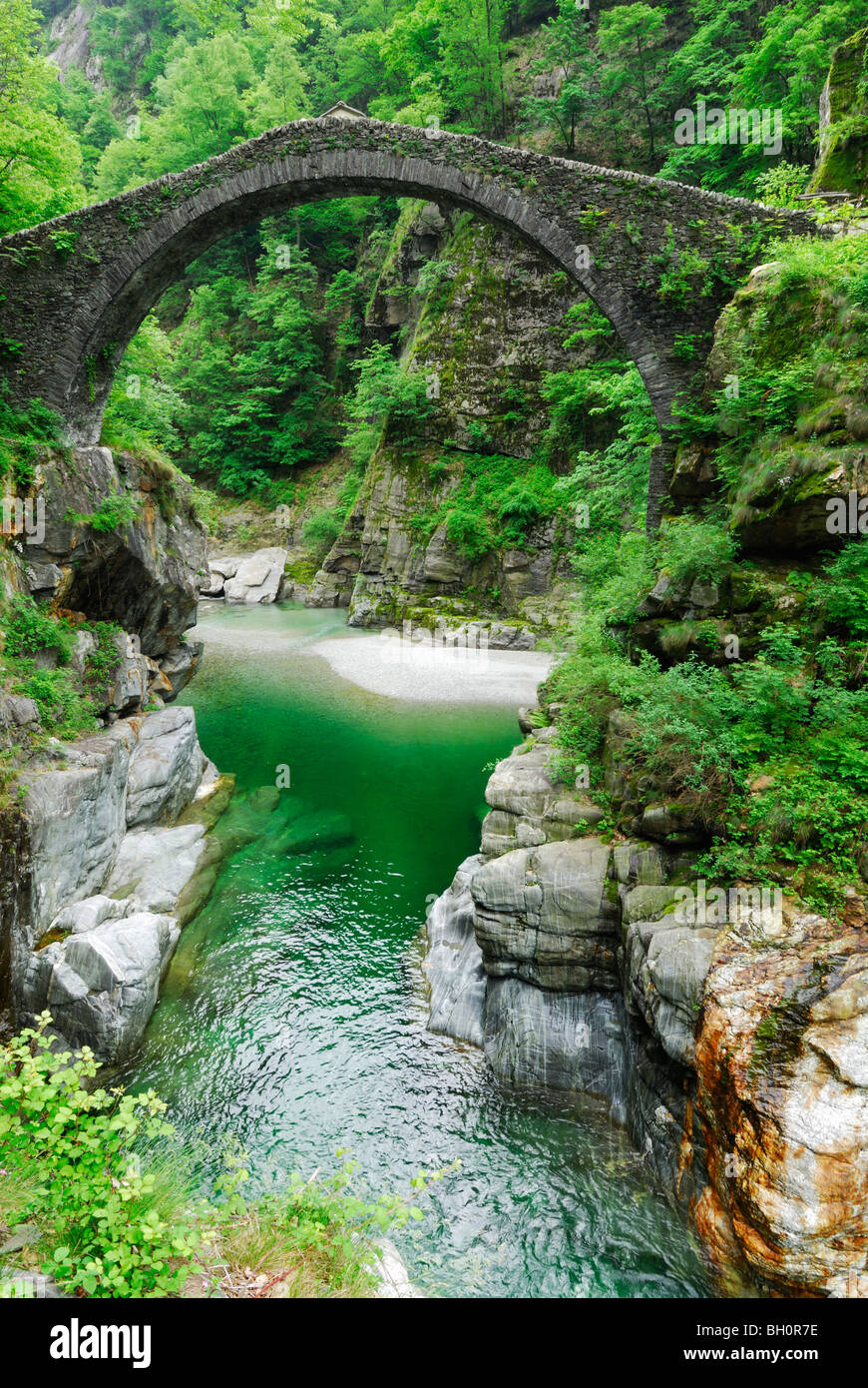 Stein-Bogen Brücke Ponte Romano über Fluss Melezza, Intragna