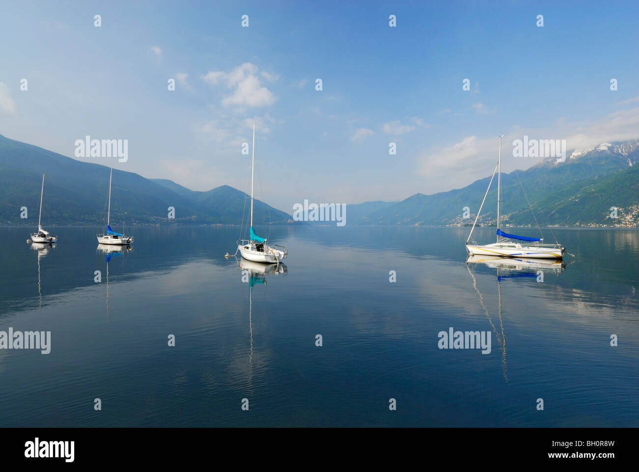 Segelboote verankert am Lago Maggiore, Ascona, Lake Maggiore, Lago Maggiore, Tessin, Schweiz Stockfoto
