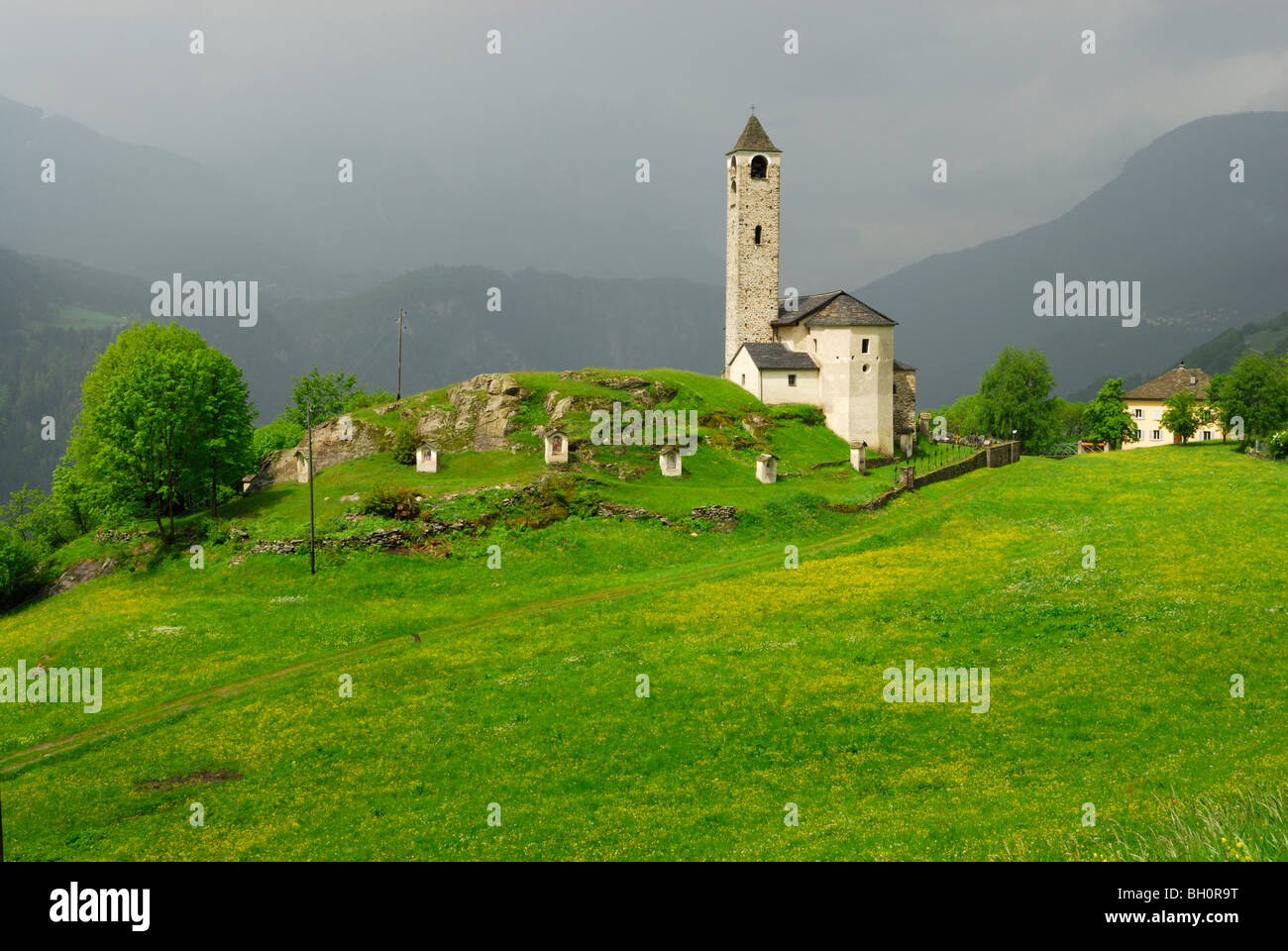 Kirche in Rossura auf einem Hügel mit Wiese, Tal Valle Leventina, Tessin, Schweiz Stockfoto