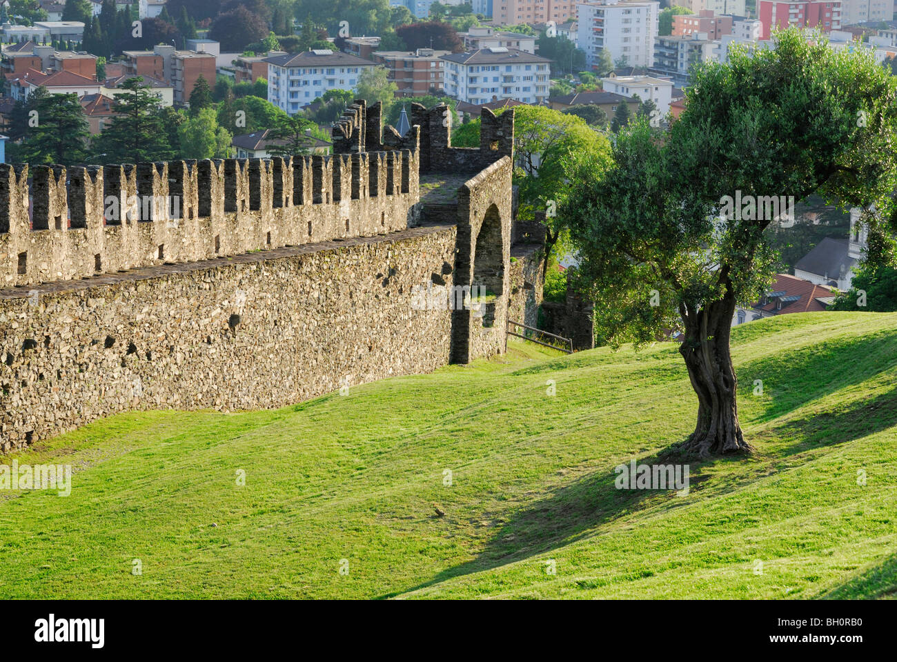 Wehrgang der Verteidigungsmauern der Burg Castello di Montebello in UNESCO World Heritage Site Bellinzona mit Bellinzona in bac Stockfoto