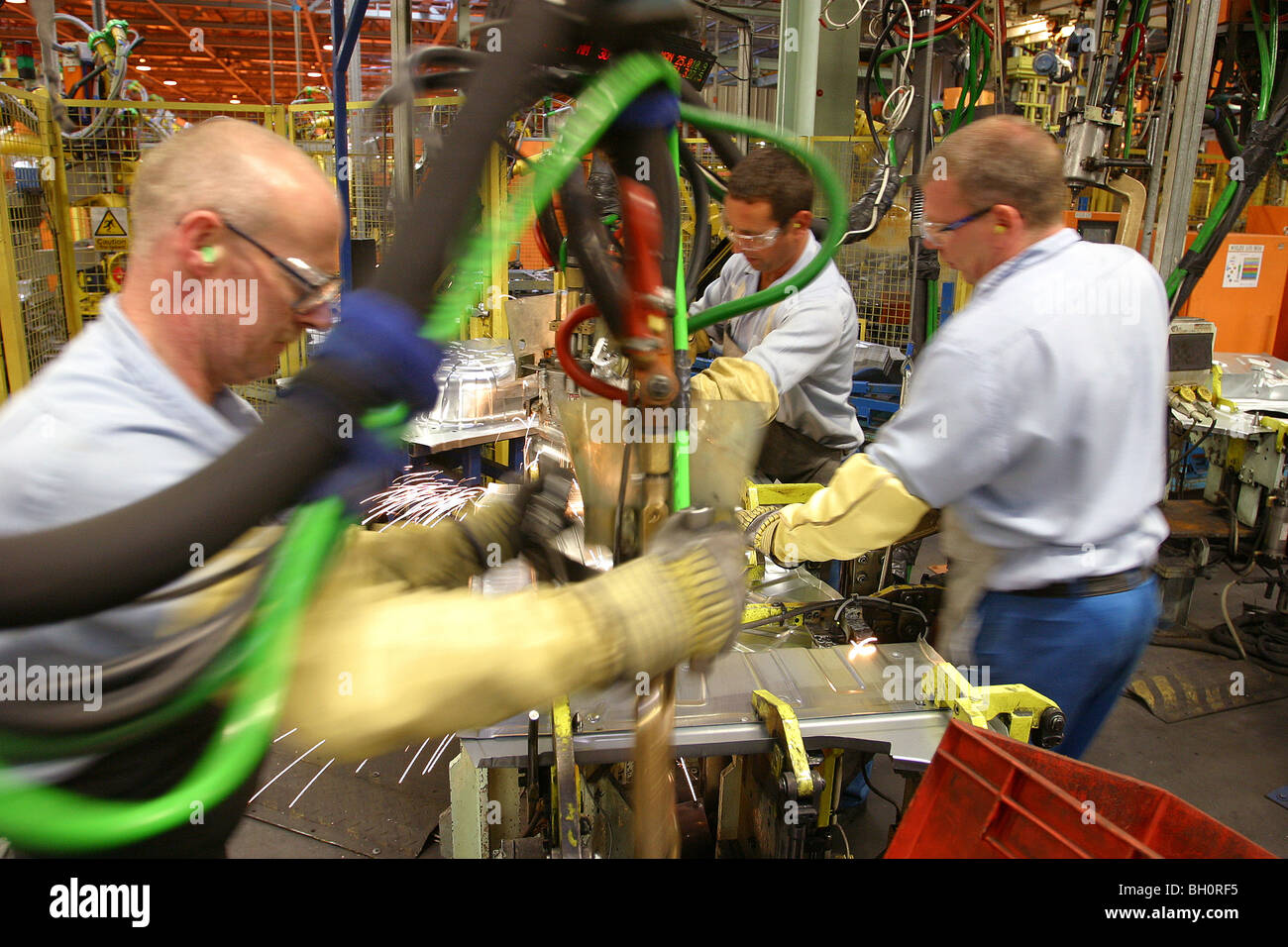 Fabrikarbeiter in einer Automobilfabrik Stockfoto