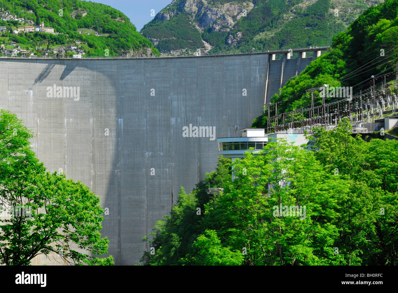 Dam am See Vogorno und Kraftwerk, Wasser-Kraftwerk, Gordola, Tal der Verzasca, Valle Verzasca, Tessin, Schweiz Stockfoto