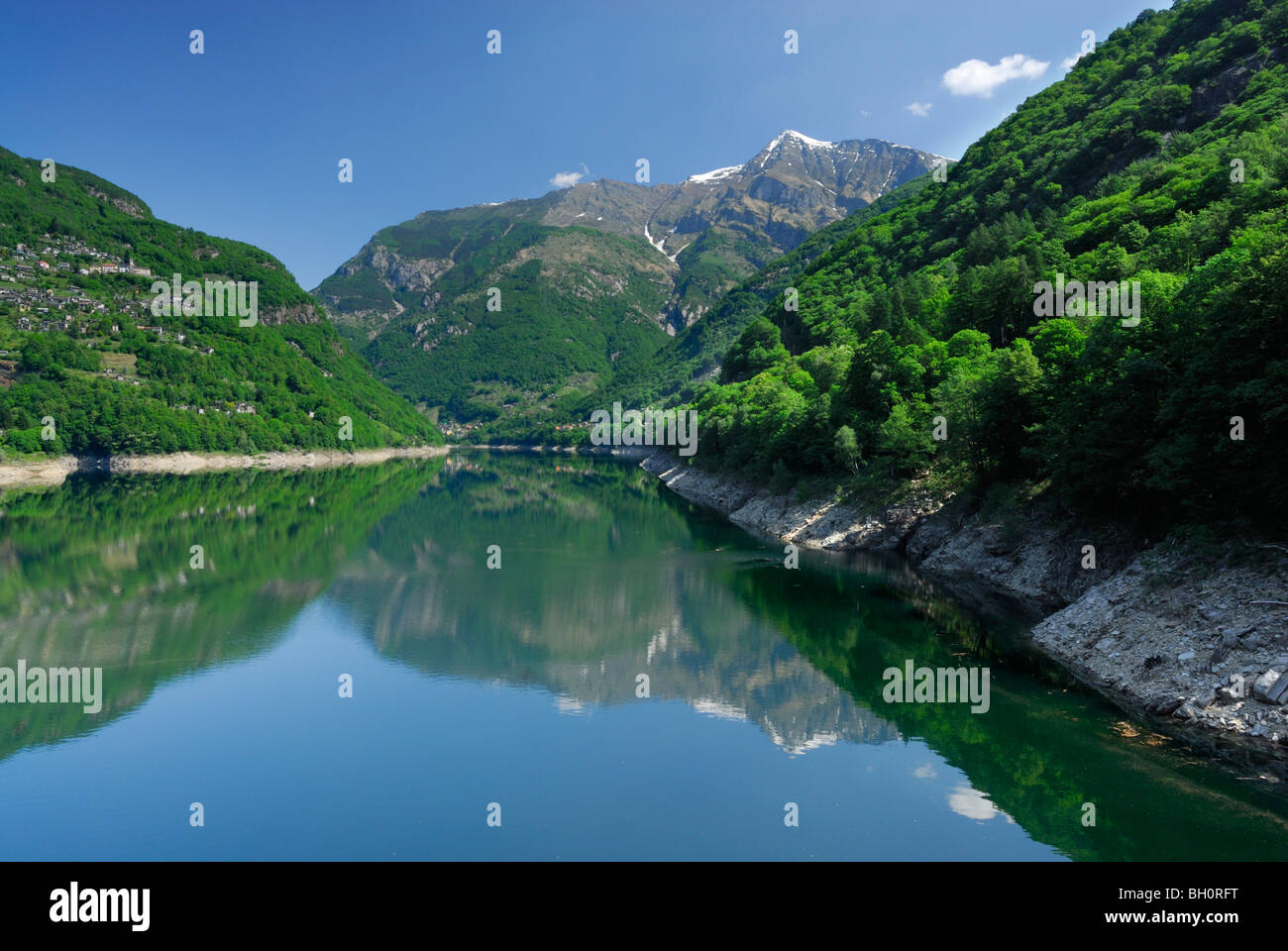 Stausee See Vogorno mit Piz di Vogorno, Wasser-Kraftwerk, Gordola, Tal der Verzasca, Tessin, Schweiz Stockfoto
