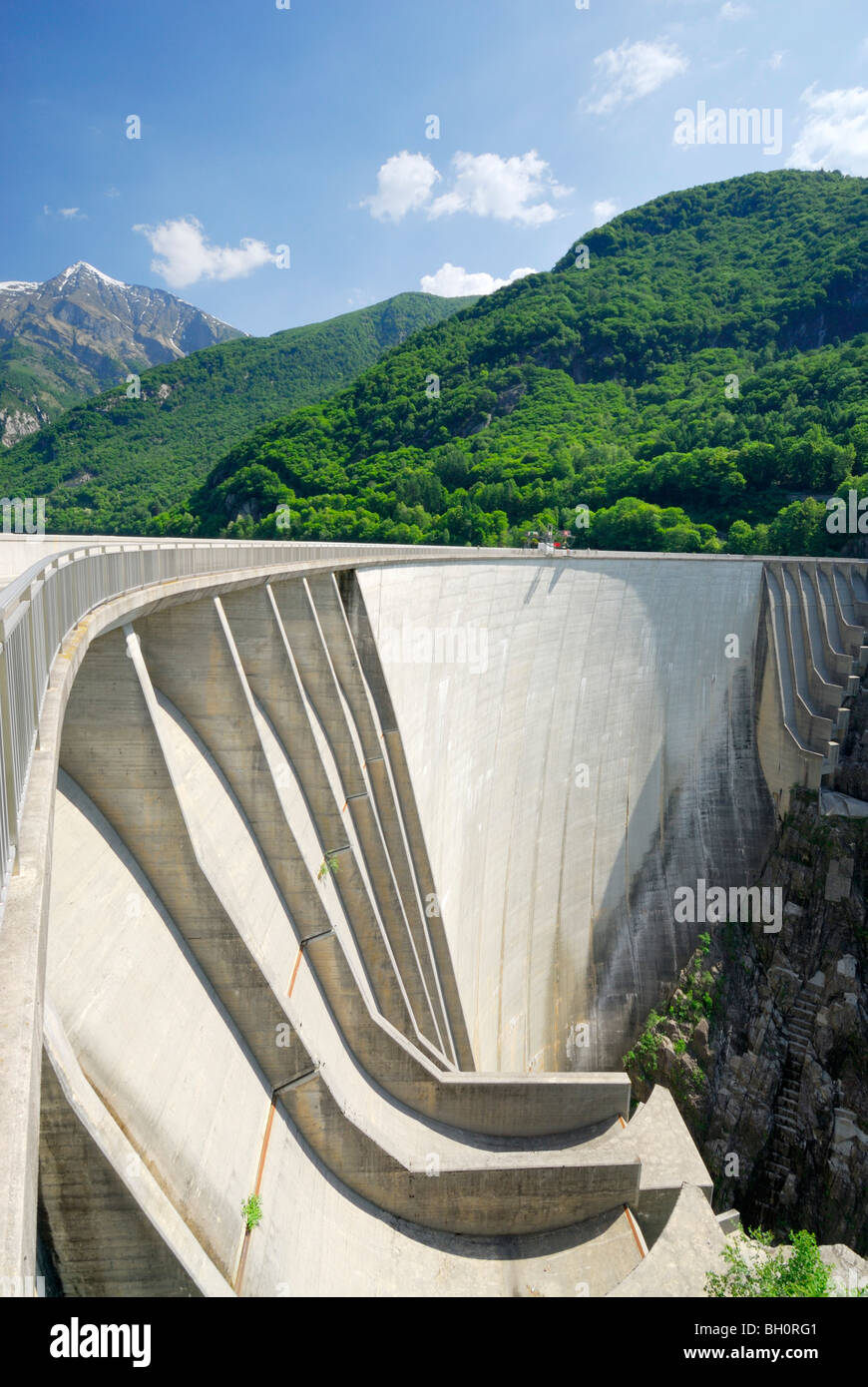 Damm am See Vogorno mit Piz di Vogorno, Wasser-Kraftwerk, Gordola, Tal der Verzasca, Valle Vertasca, Tessin, Schweiz Stockfoto