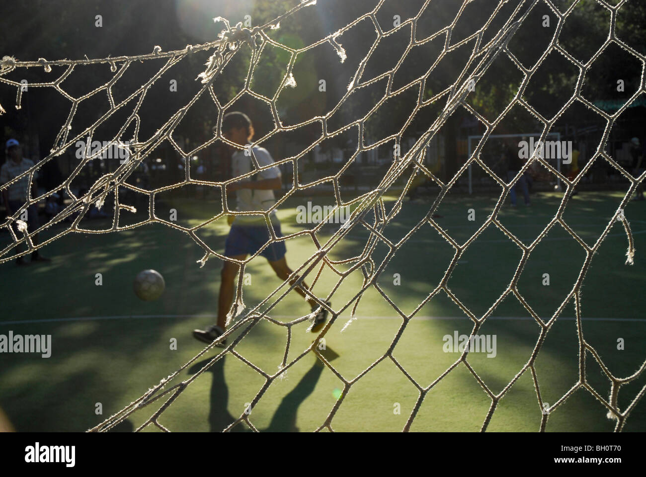 Blick durch hin-und hergerissen Netto bei Fußballspiel im Park, Florenz, Toskana, Italien, Europa Stockfoto