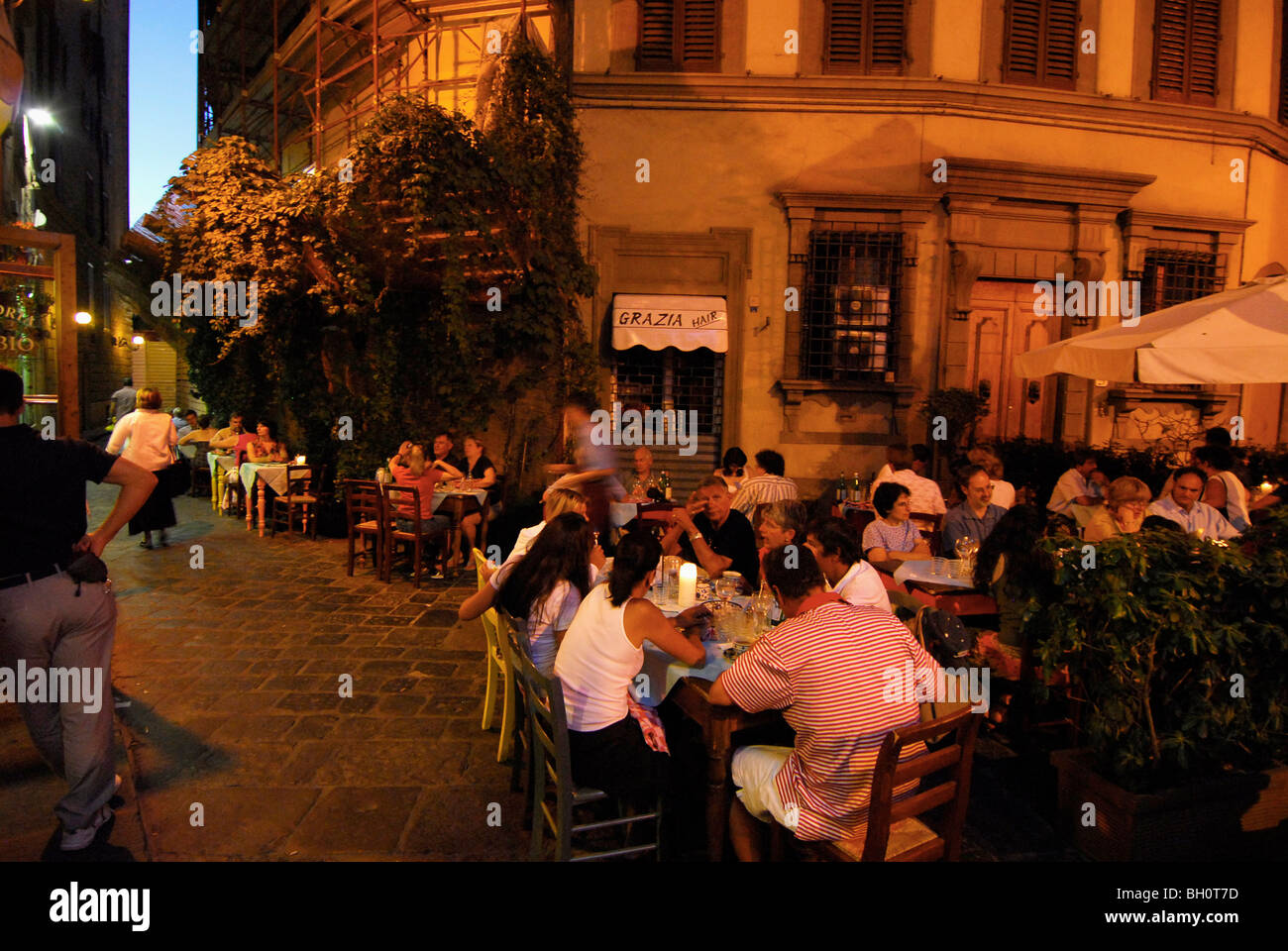 Menschen auf dem Platz vor der Trattoria al Trebbio in den Abend, Florenz, Toskana, Italien, Europa Stockfoto