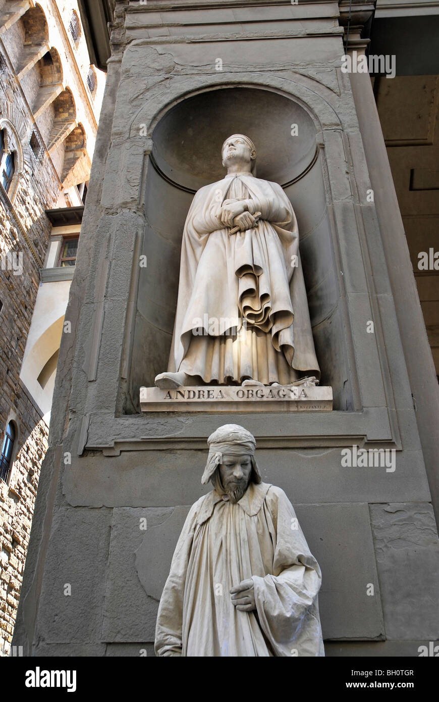 Eine Person in der Verkleidung unter einer Statue, Florenz, Toskana, Italien, Europa Stockfoto