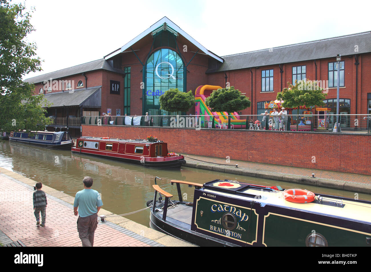 Der Oxford Canal und der Burg Quay Shopping Centre in Banbury, Oxfordshire Stockfoto