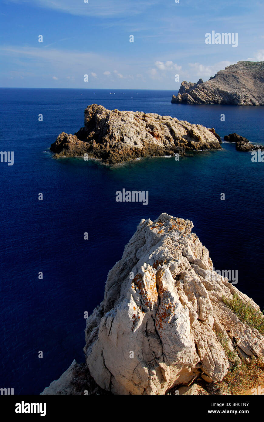 Felsige Küste in der Nähe von Fornells, Cap de Fornells, Minorca, Balearen, Spanien Stockfoto