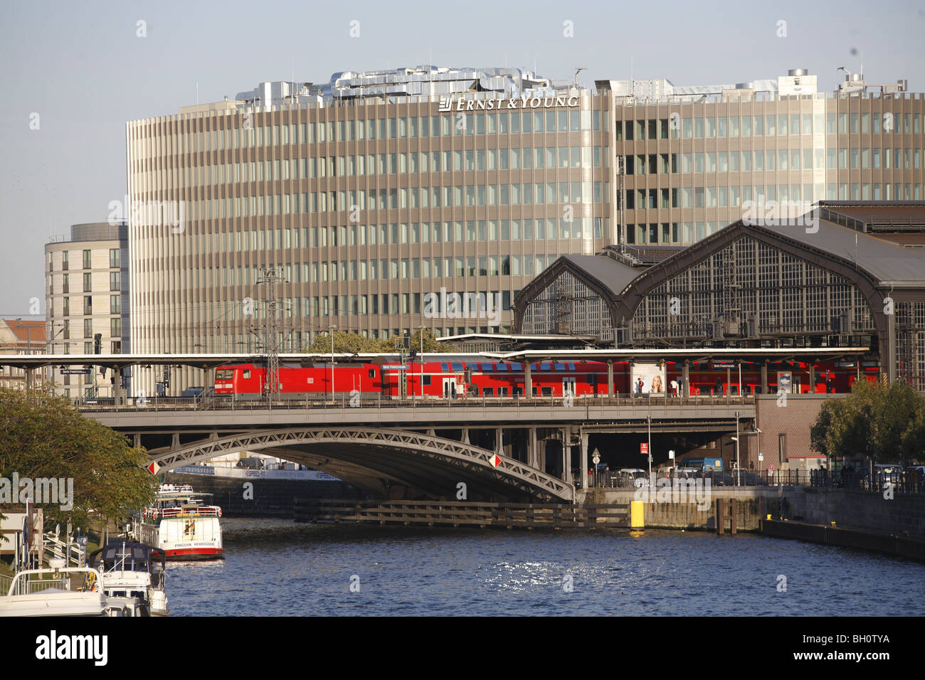 Bahnhof Berlin Friedrichstraße Spree Stockfoto