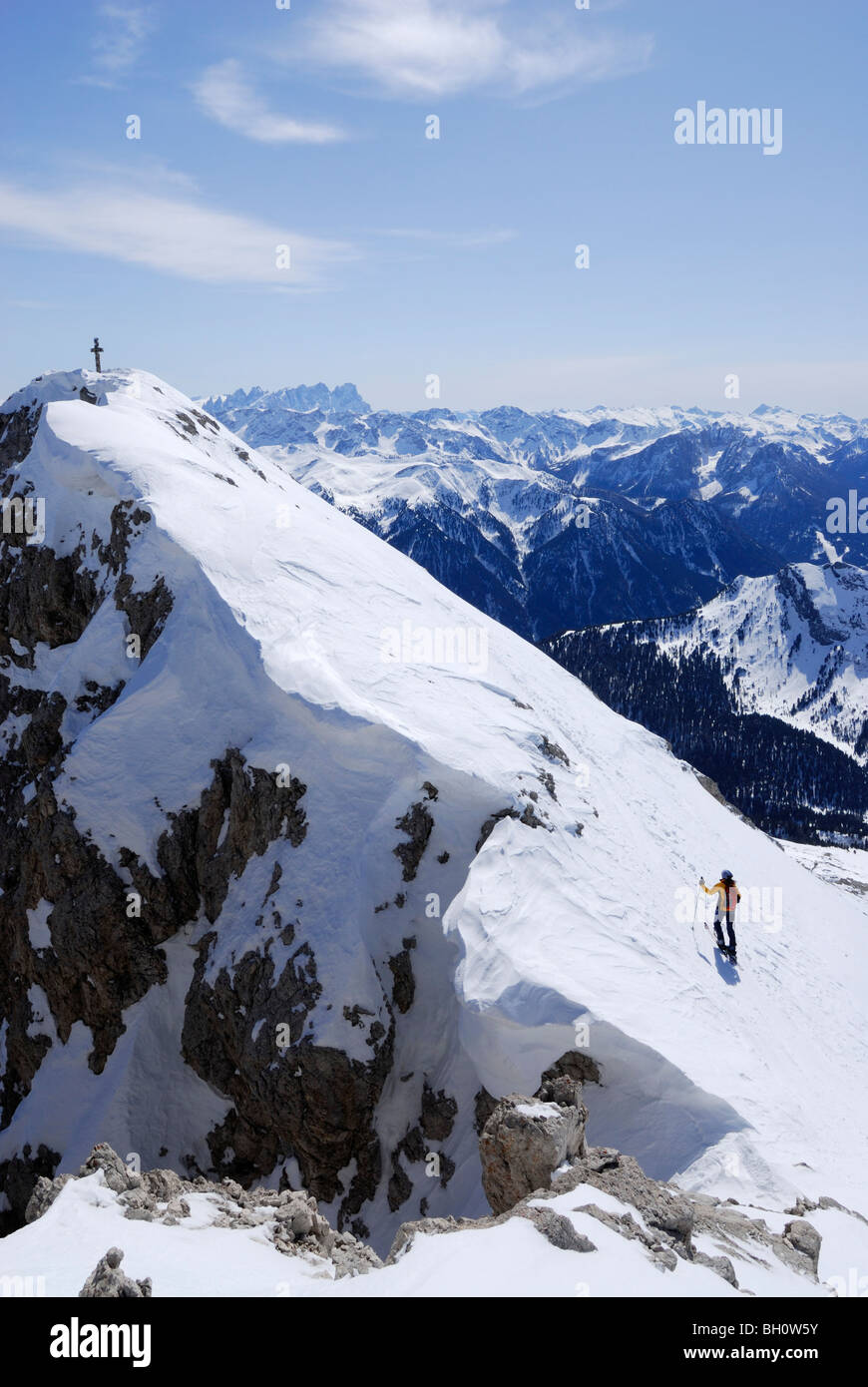 Reichen Backcountry Skifahrer aufsteigende Gipfel, Plattkofels, Langkofel, Dolomiten, Trentino-Südtirol, Suedtirol, Italien Stockfoto