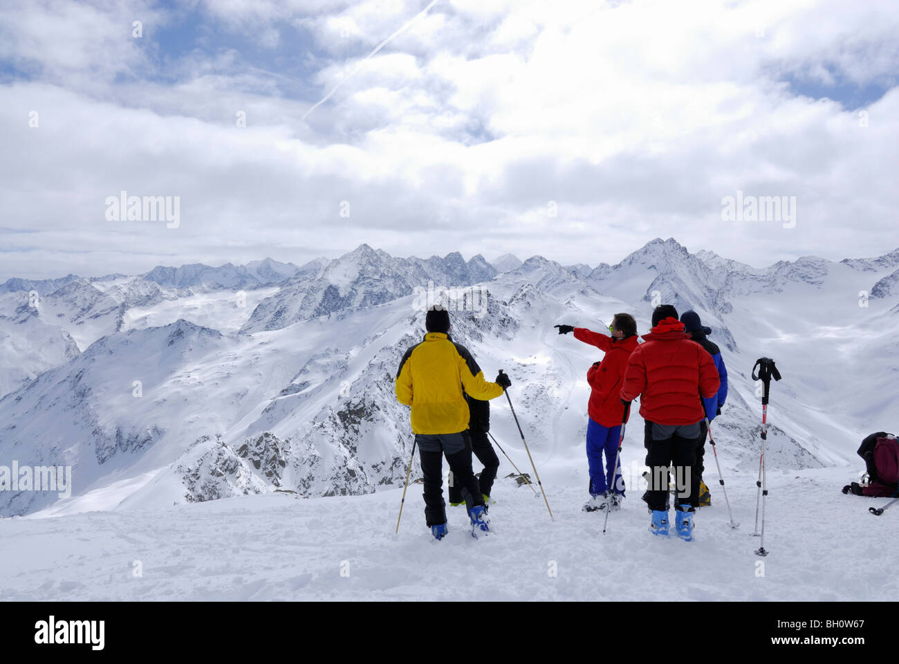 Gruppe von Backcountry Skifahrer ruht auf Gipfel der Lamsenspitze, Sellrain, Stubaier Bereich, Tirol, Österreich Stockfoto