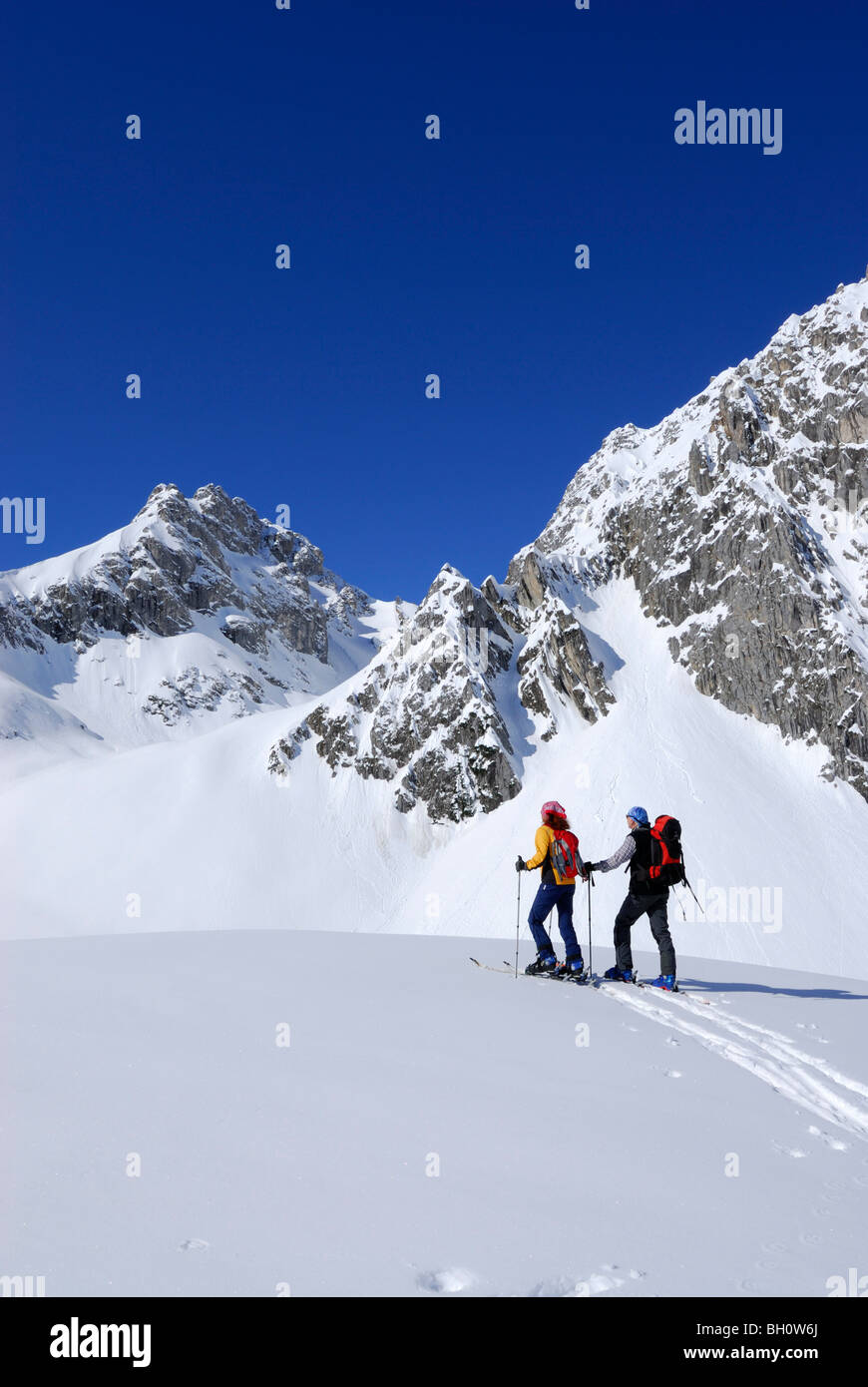 Zwei Backcountry Skifahrer, Tajatoerl, Mieminger Auswahl, Tirol, Österreich Stockfoto