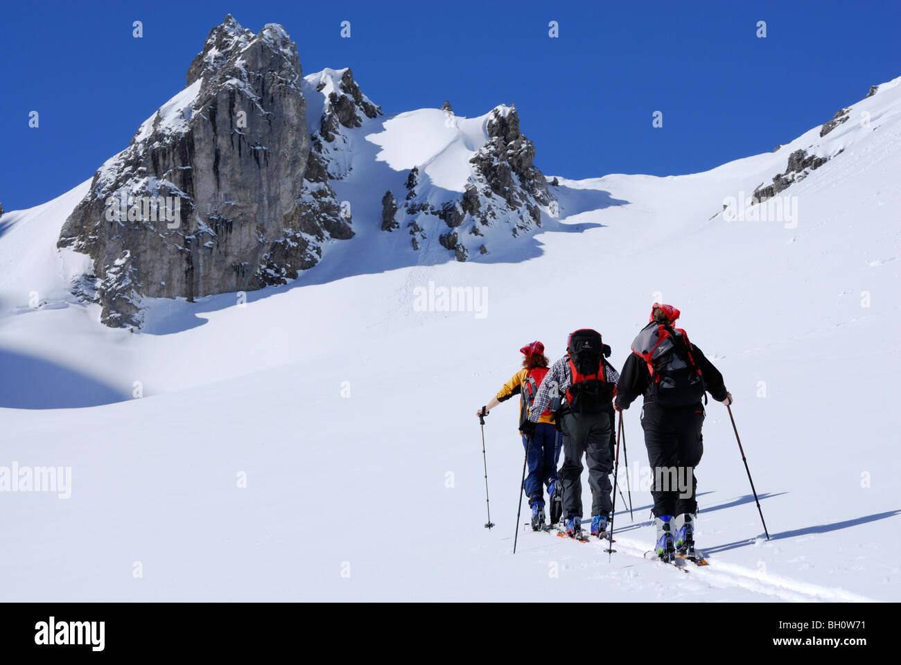 Drei Backcountry Skifahrer aufsteigend, Tajatoerl, Mieminger Auswahl, Tirol, Österreich Stockfoto