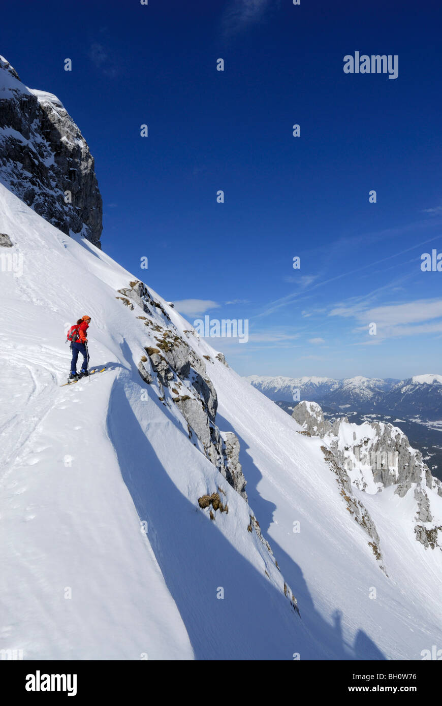 Frau Skitouren suchen über Gesims, Mittenwald, Karwendel Angebot, Bayern, Deutschland Stockfoto
