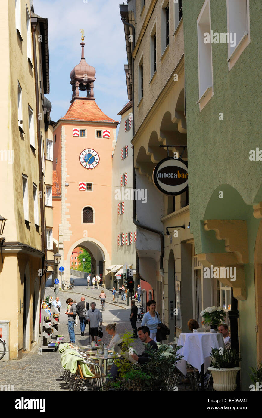Straßencafé in der Nähe von Brücke Turm, Regensburg, Oberpfalz, Bayern, Deutschland Stockfoto