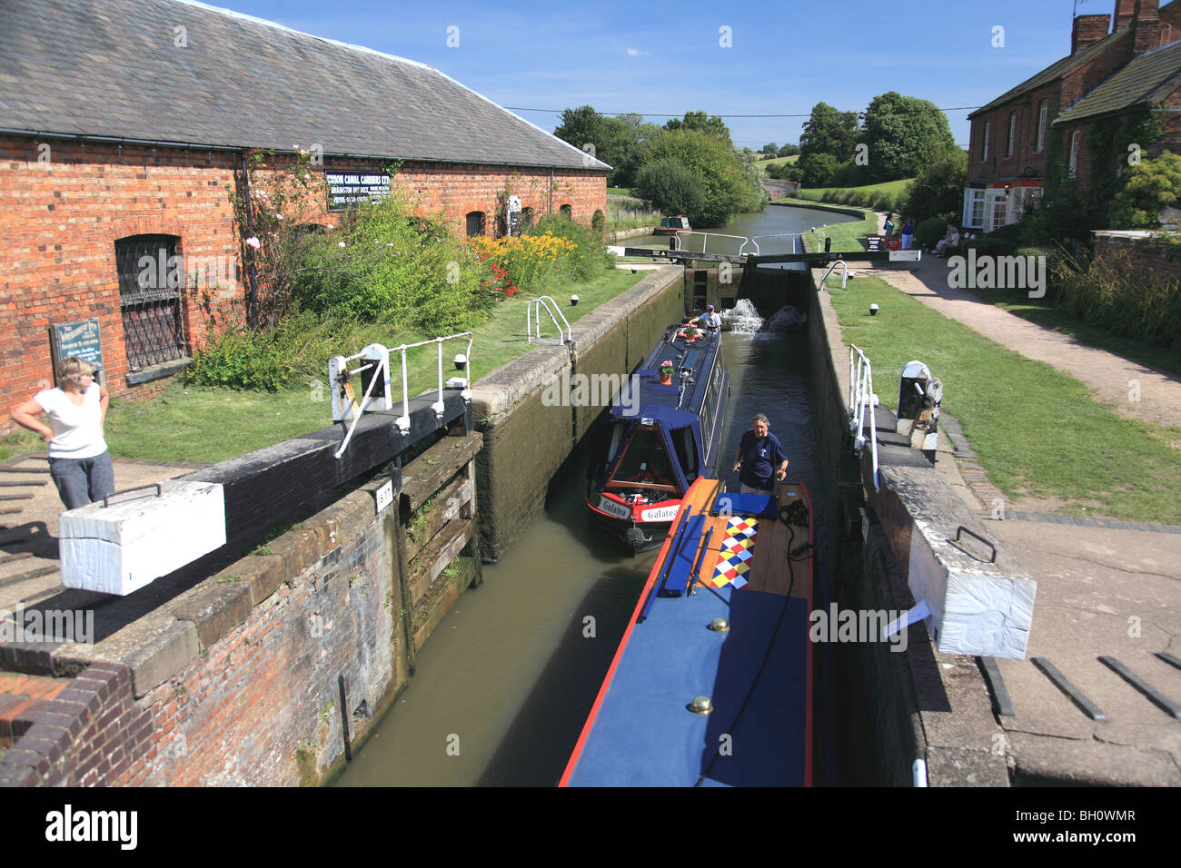 Zwei Narrowboats entstehende Braunston Bottom Lock, eine double-Lock am Grand Union Canal, Northamptonshire Stockfoto
