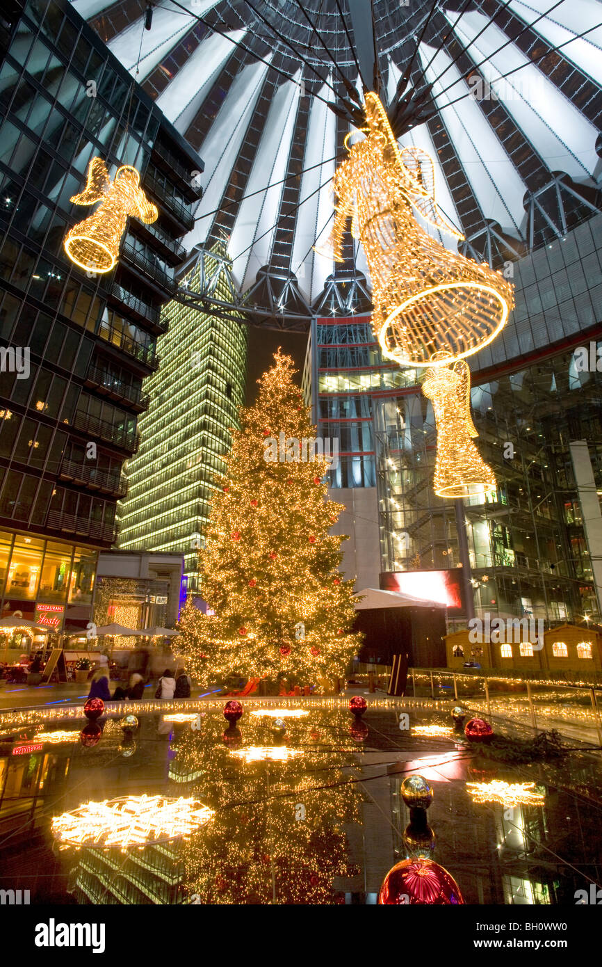 Weihnachtsmarkt am Potsdamer Platz, Sony Center, Berlin, Deutschland 