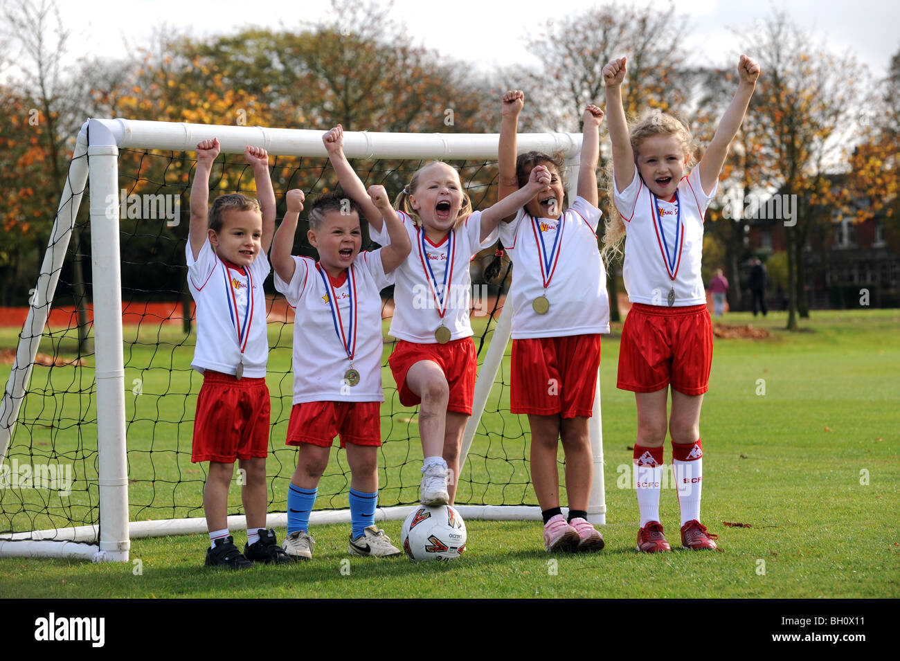 Mädchen und jungen Fußballtraining Feier Stockfoto