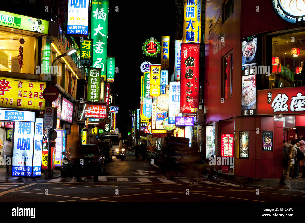 Neon-Schilder im Da'An District bei Nacht, Taipei, Taiwan, Asien Stockfoto