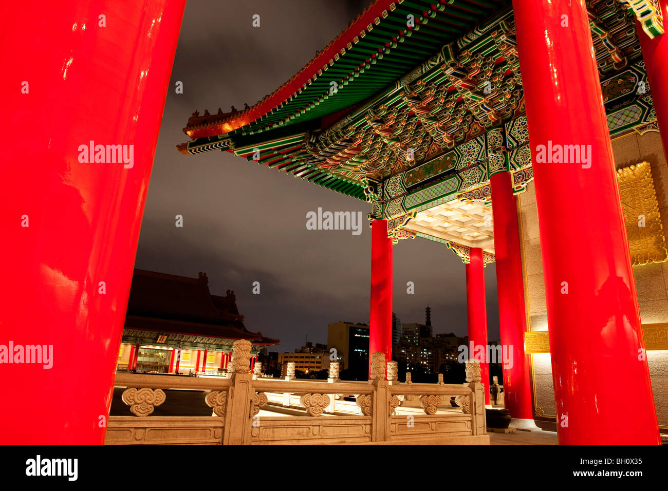 Blick von der taiwanesischen National Theatre in der National Concert Hall bei Nacht, Taipei, Taiwan, Asien Stockfoto