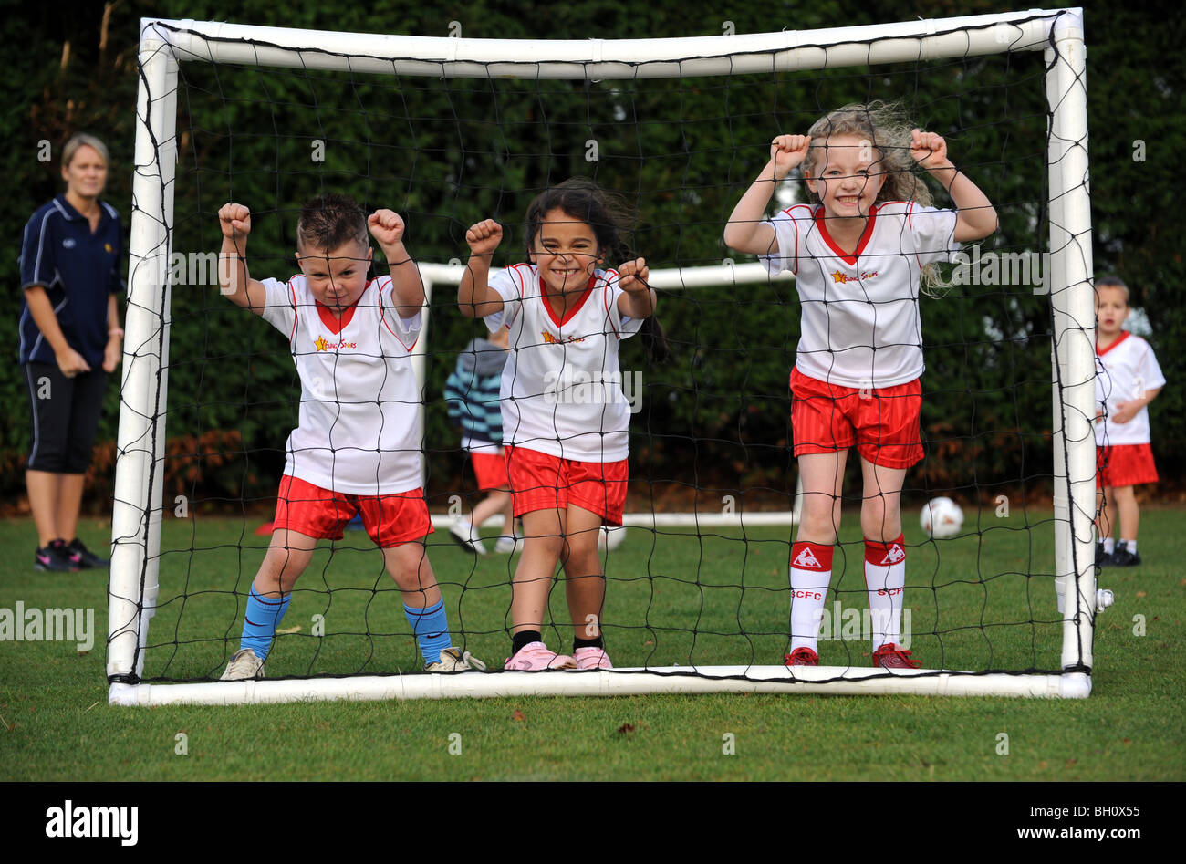 Mädchen und Jungen Fußball coaching Stockfoto