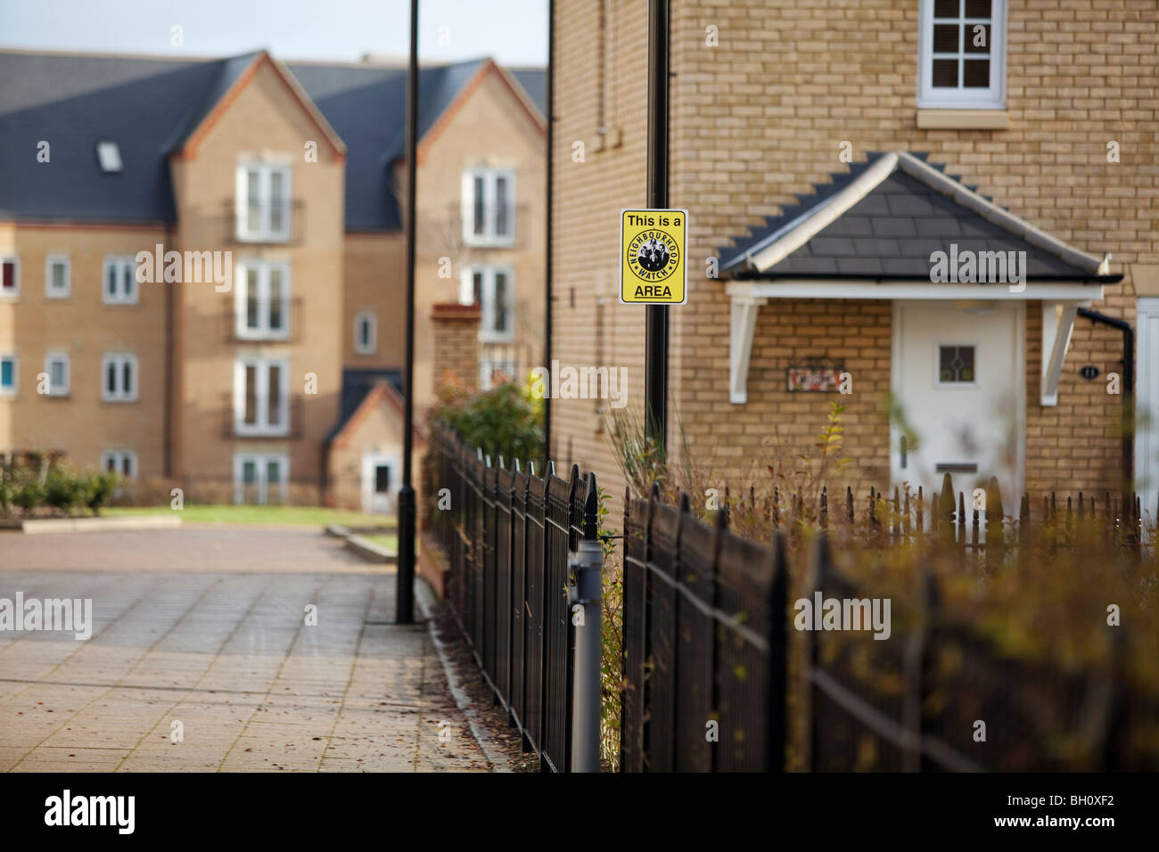 Eine Nachbarschaft Uhr anmelden einer Wohnsiedlung in Northampton, Großbritannien Stockfoto